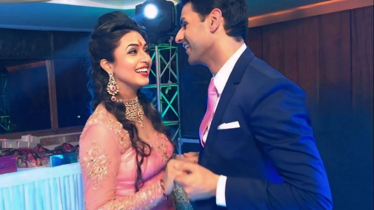 सगाई की तस्वीरों में दिव्यांका बेबी पिंक कलर के लहंगे में बेहद खूबसूरत नजर आ रही थीं। उन्होंने अपने लहंगे के साथ मिंट ग्रीन डुपट्टा पहना था। उनके आउटफिट को हैवी नेकलेस और सिंपल मेकअप के साथ कम्प्लीट किया गया था, जो उनके लुक को और भी खास बना रहा था। (Img- Instagram)