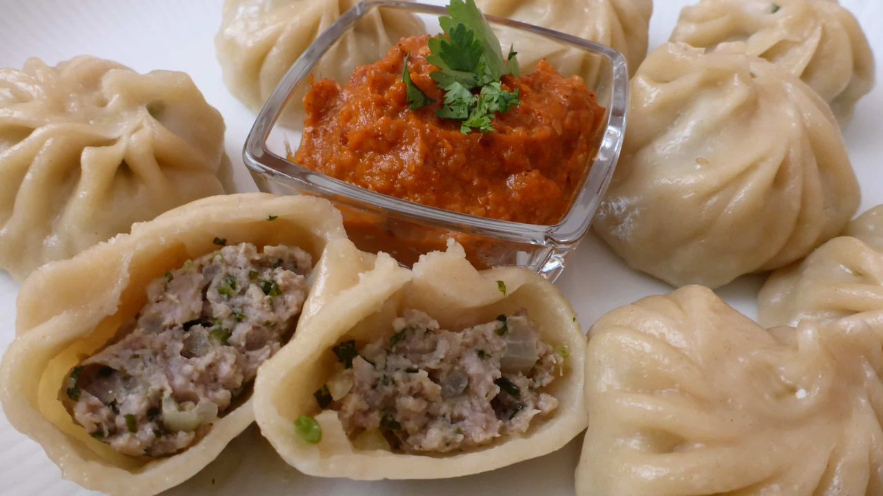 हर मोमो अपने आप में एक मिनी मील माना जा सकता है। बाहरी रैपर से कार्बोहाइड्रेट, अंदर की फिलिंग से प्रोटीन और फाइबर और तिल के तेल या पनीर से थोड़ी-सी अच्छी फैट सब मिलकर संतुलित स्नैक बनाते हैं। यह ऐसा भोजन नहीं है जो ब्लड शुगर को तेजी से बढ़ाकर तुरंत गिरा दे। (Img- Internet)