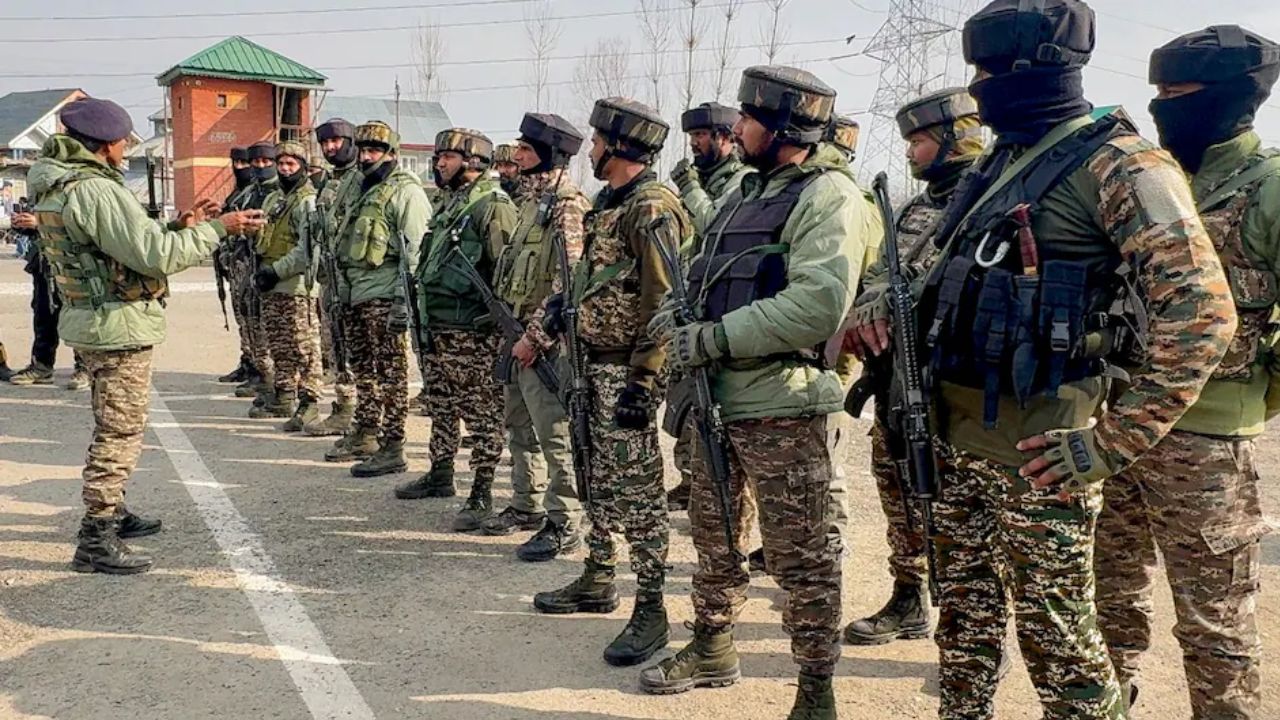 इसके बाद निर्धारित प्रारूप में जरूरी दस्तावेज अपलोड करें और ऑनलाइन माध्यम से आवेदन शुल्क का भुगतान करें। शुल्क जमा करने के बाद आवेदन फॉर्म सबमिट करें और भविष्य की जरूरत के लिए उसका प्रिंट आउट या पीडीएफ सुरक्षित रख लें। (Img- Internet)