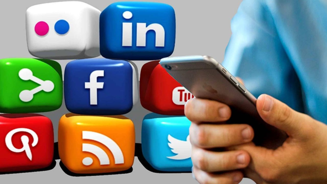 हालांकि सोशल मीडिया को विनियमित करने का अधिकार मुख्य रूप से केंद्र सरकार के पास है, लेकिन आंध्र प्रदेश सरकार राज्य स्तर पर विशेष कानून लाने की संभावना भी टटोल रही है। GoM द्वारा तैयार की जाने वाली गाइडलाइंस को पहले केंद्र सरकार के साथ साझा किया जाएगा, ताकि इसे राष्ट्रीय नीति से जोड़ा जा सके। (Img- Internet)