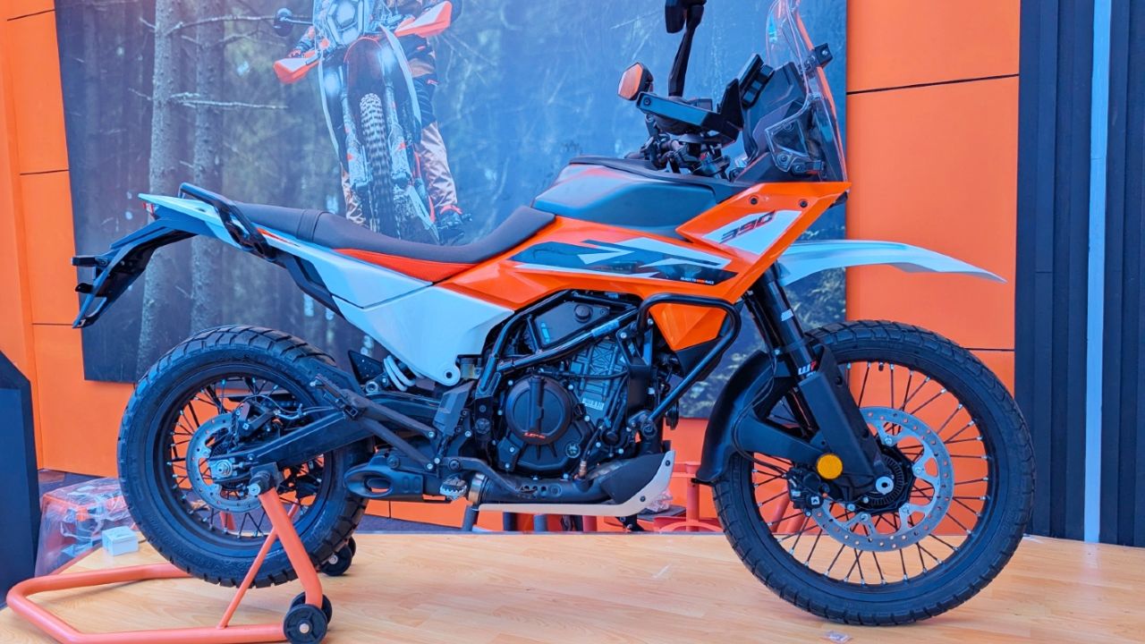 KTM 390 Adventure R: KTM 390 Adventure R उन राइडर्स के लिए है, जो ट्रेल्स और खराब रास्तों पर बाइक चलाना पसंद करते हैं। इसमें 399cc इंजन है, जो 45 hp पावर देगा। लंबा सस्पेंशन, बड़े स्पोक व्हील्स और हाई ग्राउंड क्लियरेंस इसे ऑफ-रोडिंग के लिए परफेक्ट बनाते हैं। कीमत लगभग 4 लाख रुपये हो सकती है। (Img- Internet) KTM 390 Adventure R: KTM 390 Adventure R उन राइडर्स के लिए है, जो ट्रेल्स और खराब रास्तों पर बाइक चलाना पसंद करते हैं। इसमें 399cc इंजन है, जो 45 hp पावर देगा। लंबा सस्पेंशन, बड़े स्पोक व्हील्स और हाई ग्राउंड क्लियरेंस इसे ऑफ-रोडिंग के लिए परफेक्ट बनाते हैं। कीमत लगभग 4 लाख रुपये हो सकती है। (Img- Internet)