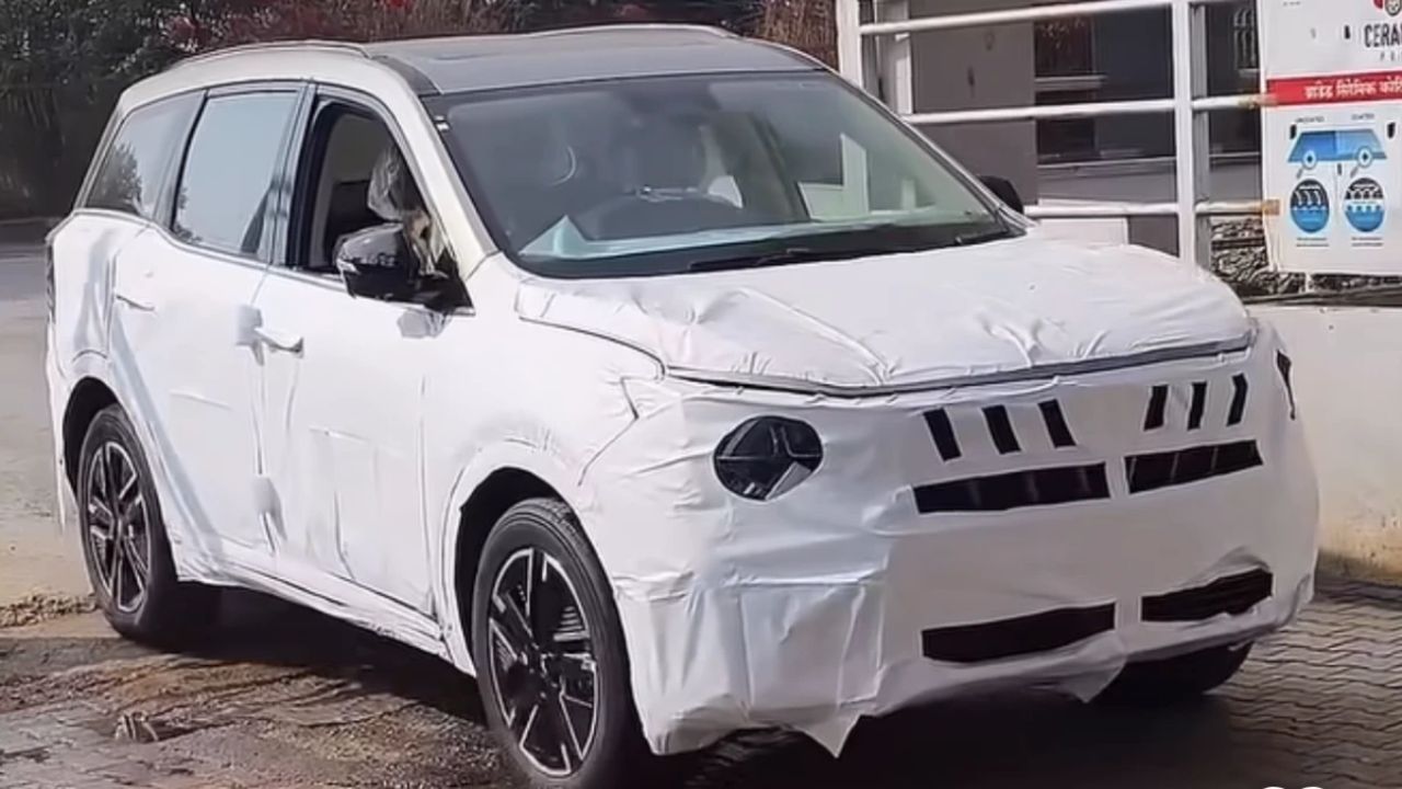 Mahindra XUV 7XO का लॉन्च भारत में 5 जनवरी 2026 को किया जाएगा। यह SUV XUV700 के ऊपर पोजिशन की जाएगी और इसे एक ज्यादा प्रीमियम और अपडेटेड संस्करण के तौर पर पेश किया जाएगा। महिंद्रा का मानना है कि इस SUV से वह उन ग्राहकों को टारगेट कर रहे हैं, जो ज्यादा फीचर्स, शानदार डिजाइन और एडवांस्ड टेक्नोलॉजी की तलाश में हैं। (Img- Internet)