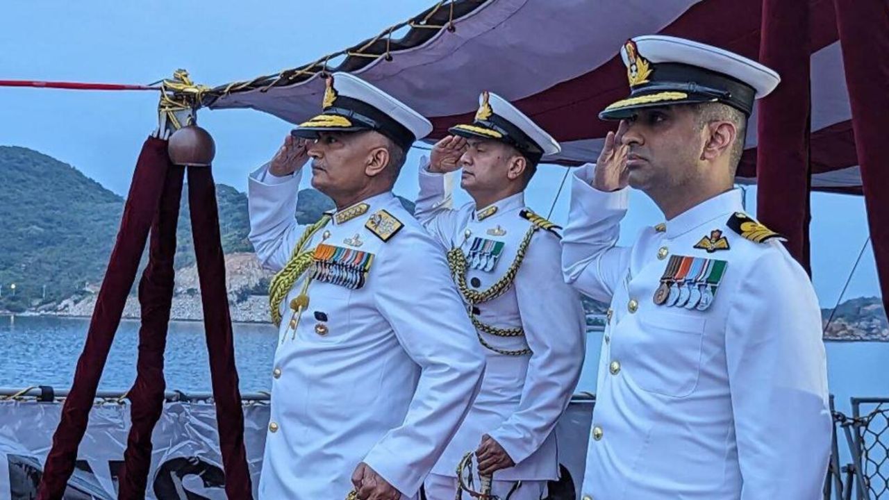 10वीं या 12वीं के बाद मर्चेंट नेवी में करियर बनाना एक सुनहरा अवसर है। यह न केवल अच्छी सैलरी देता है, बल्कि ग्लोबल अनुभव और करियर ग्रोथ भी सुनिश्चित करता है। युवा छात्र जो रोमांचक और अंतरराष्ट्रीय करियर की तलाश में हैं, उनके लिए यह एक बेहतरीन विकल्प है। (Img- Internet)