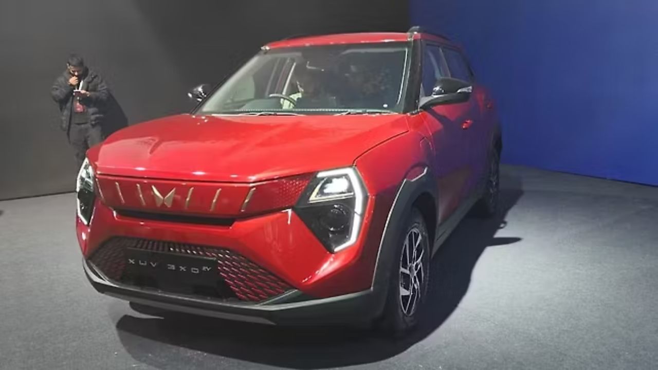 XUV 3XO EV पेट्रोल और डीजल वर्जन वाले प्लेटफॉर्म पर ही तैयार की गई है, इसलिए इसका बेसिक डिजाइन पहले जैसा ही रखा गया है। हालांकि, इसे इलेक्ट्रिक लुक देने के लिए कुछ खास बदलाव किए गए हैं। सामने की ग्रिल में गोल्ड कलर इंसर्ट, नए 17-इंच अलॉय व्हील्स, साइड में EV बैज और बाईं ओर चार्जिंग पोर्ट दिया गया है। कार के बाहरी हिस्से में लाल रंग के एक्सेंट इसे रेगुलर XUV से अलग पहचान देते हैं। (Img- Internet) XUV 3XO EV पेट्रोल और डीजल वर्जन वाले प्लेटफॉर्म पर ही तैयार की गई है, इसलिए इसका बेसिक डिजाइन पहले जैसा ही रखा गया है। हालांकि, इसे इलेक्ट्रिक लुक देने के लिए कुछ खास बदलाव किए गए हैं। सामने की ग्रिल में गोल्ड कलर इंसर्ट, नए 17-इंच अलॉय व्हील्स, साइड में EV बैज और बाईं ओर चार्जिंग पोर्ट दिया गया है। कार के बाहरी हिस्से में लाल रंग के एक्सेंट इसे रेगुलर XUV से अलग पहचान देते हैं। (Img- Internet)