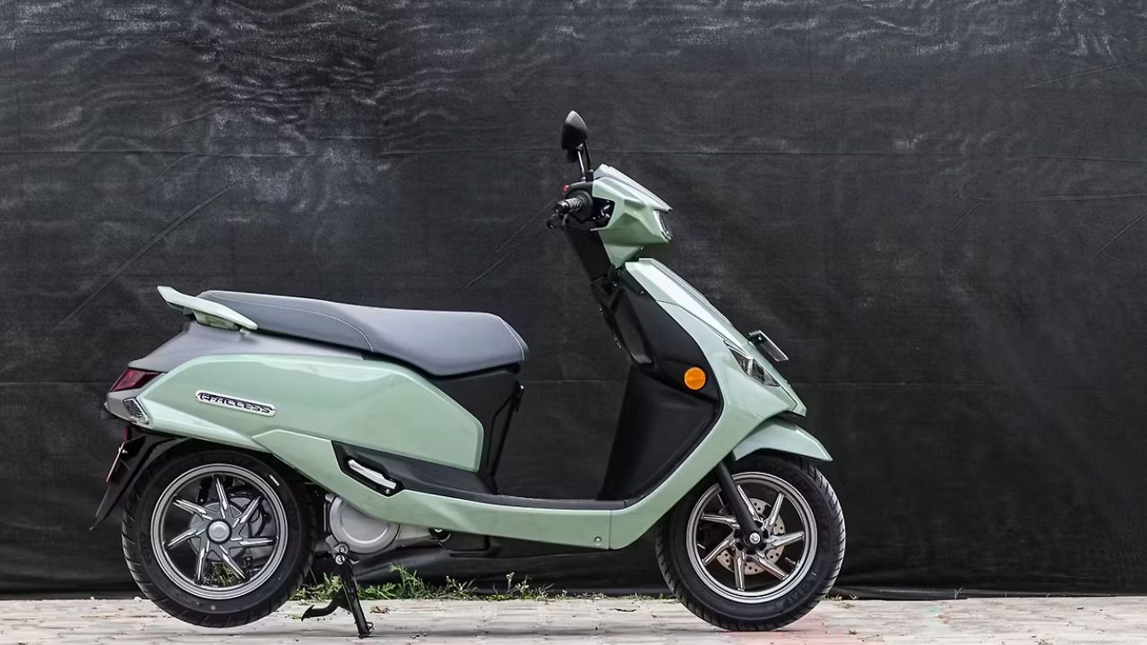 ई-एक्सेस पर 7 साल या 80,000 किलोमीटर की एक्सटेंडेड वॉरंटी मुफ्त है। इसके अलावा, पहले 3 साल के बाद 60% तक का कॉम्प्लिमेंट्री बायबैक एश्योरेंस भी दिया जा रहा है। (Img- Internet)