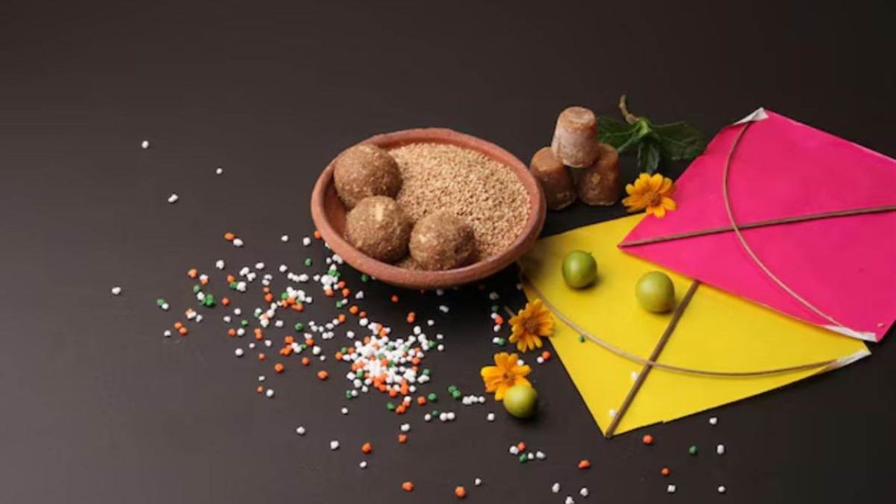 मकर संक्रांति के दिन पुण्यकाल को सबसे श्रेष्ठ माना जाता है। 14 जनवरी को पुण्यकाल दोपहर 3:13 बजे से शाम 5:45 बजे तक रहेगा। वहीं महापुण्यकाल दोपहर 3:13 बजे से शाम 4:58 बजे तक रहेगा। इस समय स्नान और दान करने से विशेष पुण्य की प्राप्ति होती है। (Img- Internet)