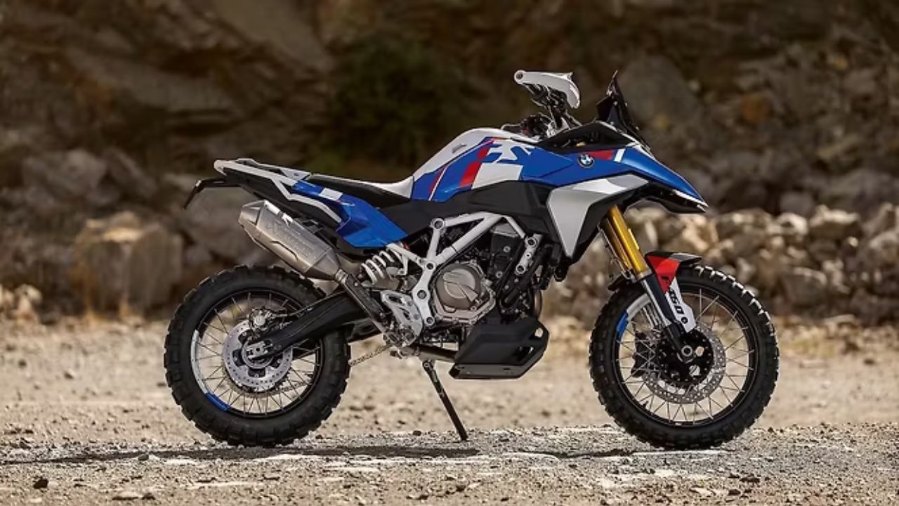BMW F 450 GS: BMW ने TVS के साथ मिलकर F 450 GS विकसित की है। इसमें 450cc ट्विन इंजन है, जो 48 hp की पावर देता है। फीचर्स में TFT डिस्प्ले, राइडिंग मोड्स और बेहतर सेफ्टी सिस्टम शामिल हैं। यह बाइक Royal Enfield Himalayan 450 और KTM 390 Adventure को टक्कर देगी। (Img- Internet) BMW F 450 GS: BMW ने TVS के साथ मिलकर F 450 GS विकसित की है। इसमें 450cc ट्विन इंजन है, जो 48 hp की पावर देता है। फीचर्स में TFT डिस्प्ले, राइडिंग मोड्स और बेहतर सेफ्टी सिस्टम शामिल हैं। यह बाइक Royal Enfield Himalayan 450 और KTM 390 Adventure को टक्कर देगी। (Img- Internet)