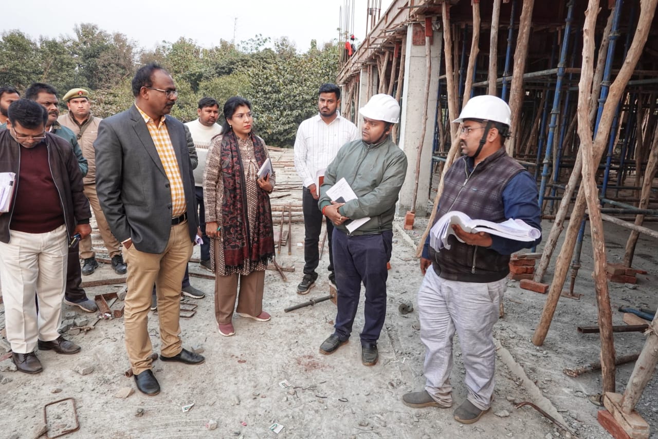 महराजगंज में 24 करोड़ के कस्तूरबा विद्यालय निर्माण में गड़बड़ी की आशंका, DM के निरीक्षण में खुली पोल