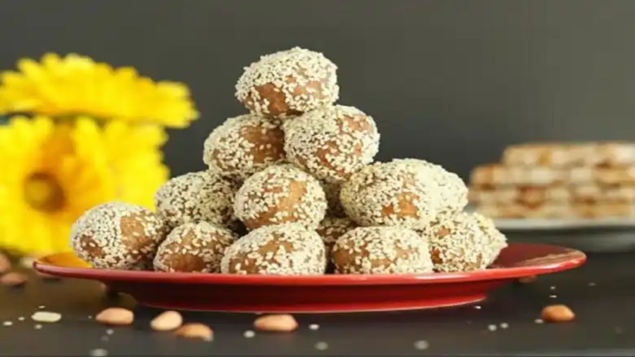 खिचड़ी के स्थान पर मकर संक्रांति के दिन तिल, तिल से बनी मिठाइयां, मूंगफली, रेबड़ी, गजक, कंबल, वस्त्र और जरूरत की अन्य वस्तुओं का दान करना शुभ माना गया है। इससे सूर्य देव की कृपा प्राप्त होती है और पुण्य फल की प्राप्ति होती है। (Img- Internet)