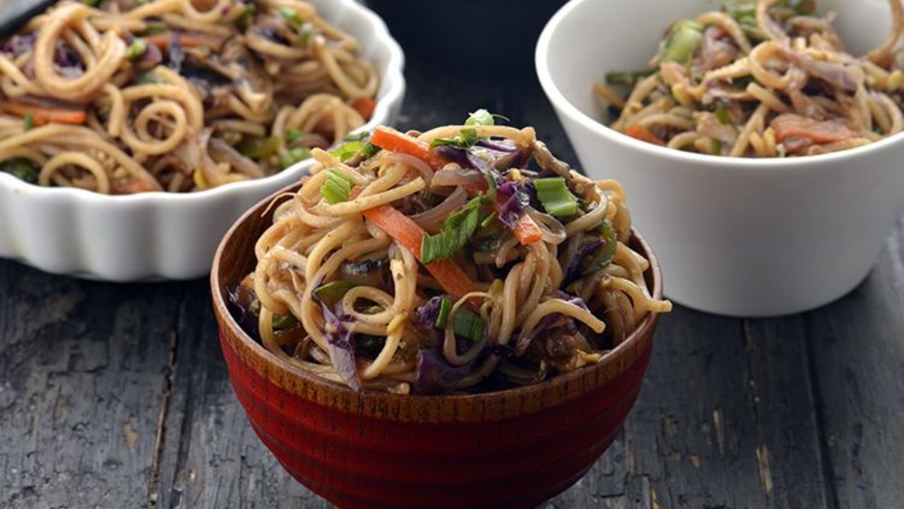 चाउमीन जैसे दूसरे स्ट्रीट फूड्स की तुलना में मोमो में खाली कैलोरी कम और पोषण ज्यादा होता है, खासतौर पर जब फिलिंग ताजा कटी हो और मोमो स्टीम्ड हों। भाप में पके होने की वजह से ये पेट पर भारी नहीं पड़ते और पचाने में आसान रहते हैं। (Img- Internet)