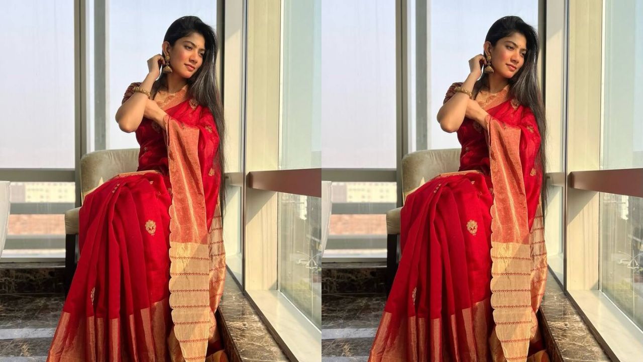 गहरे लाल रंग की बनारसी साड़ी और गोल्डन बॉर्डर उनके ट्रेडिशनल लुक को रिच और एलीगेंट बनाती हैं। हाथों में कंगन और कानों में झुमके उनके पूरे स्टाइल को निखार रहे हैं। हल्के नीले प्रिंटेड कॉटन साड़ी और ऑफ-व्हाइट सिल्क साड़ी में उनकी मुस्कान और खुली आंखें बेहद आकर्षक नजर आ रही हैं। (Img- Internet)