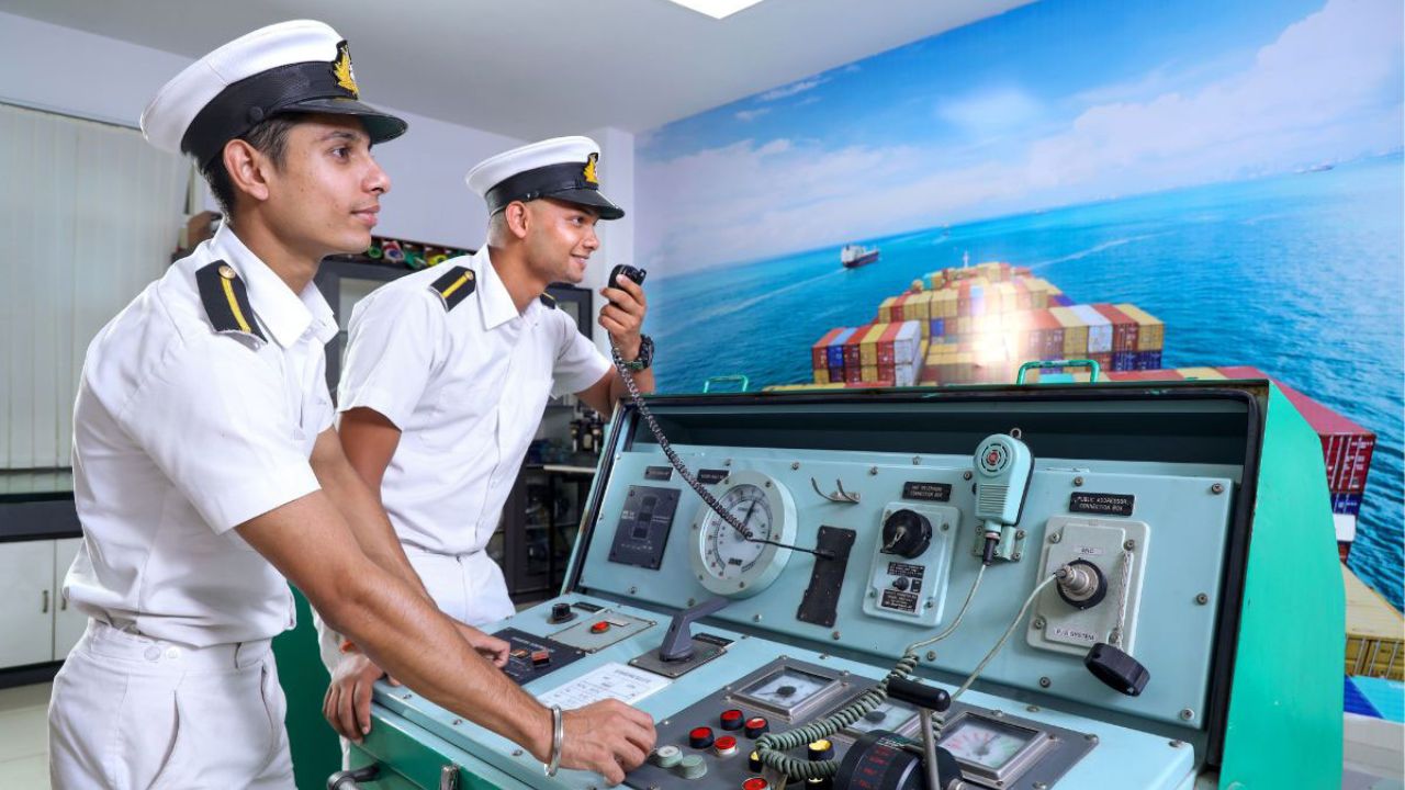 मर्चेंट नेवी सिर्फ नौकरी नहीं बल्कि अंतरराष्ट्रीय अनुभव और दुनिया भर घूमने का अवसर देती है। यह करियर युवा छात्रों के लिए रोमांचक और आर्थिक रूप से लाभकारी विकल्प है। समुद्र और जहाज की जिम्मेदारियों के साथ-साथ यह करियर मानसिक और शारीरिक विकास का अवसर भी प्रदान करता है। (Img- Internet)