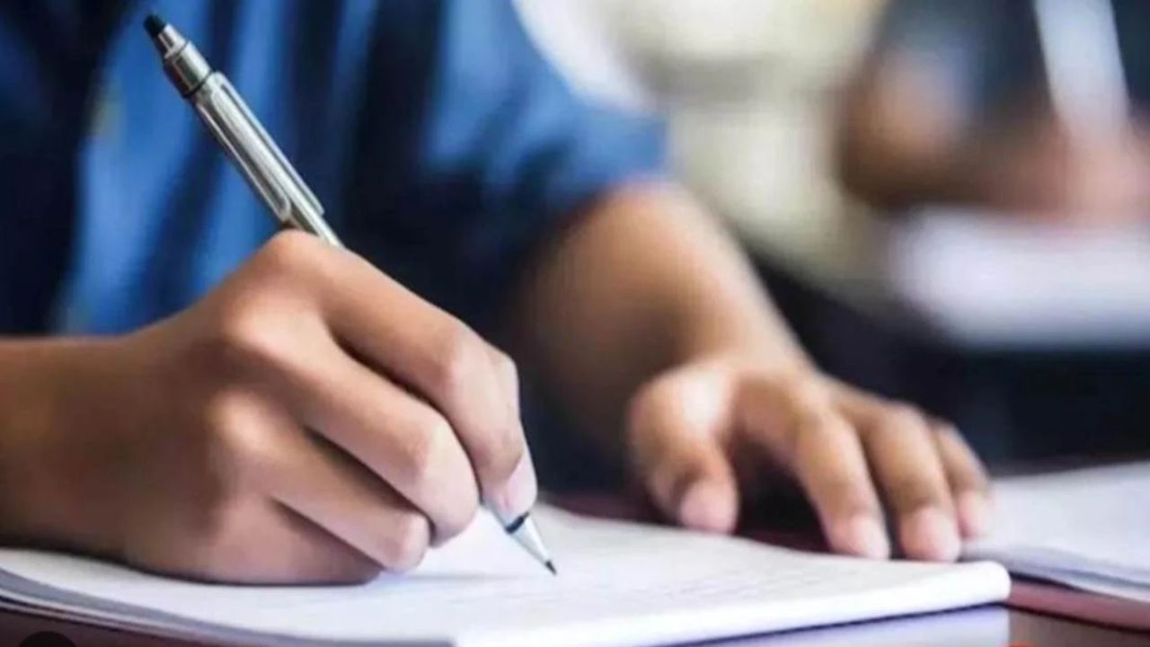 यह परीक्षा अलग-अलग शिफ्टों में आयोजित होगी ताकि सभी उम्मीदवारों को समय एवं संसाधनों के हिसाब से सुगम वातावरण प्रदान किया जा सके। प्रत्येक उम्मीदवार की सटीक परीक्षा तिथि, शिफ्ट, परीक्षा केंद्र और समय का विवरण उसके एडमिट कार्ड में स्पष्ट रूप से दिया गया है। इसलिए उम्मीदवारों को सलाह दी जाती है कि वे सभी विवरणों को ध्यानपूर्वक जांच लें। (Img- Internet)