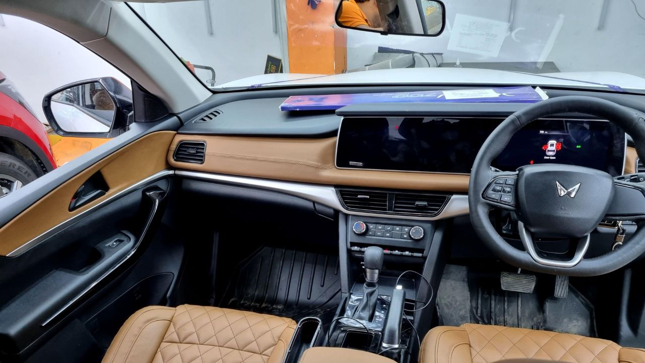 हालांकि, कंपनी ने अभी इसकी कीमत का खुलासा नहीं किया है, लेकिन अनुमान है कि Mahindra XUV 7XO की एक्स-शोरूम कीमत करीब 15 लाख रुपये से शुरू होकर 26 लाख रुपये तक हो सकती है। यह कीमत इसे महिंद्रा के अन्य मॉडलों से ऊपर पोजिशन करती है, लेकिन फीचर्स और परफॉर्मेंस को देखते हुए यह कीमत बिल्कुल सही प्रतीत होती है। (Img- Internet)