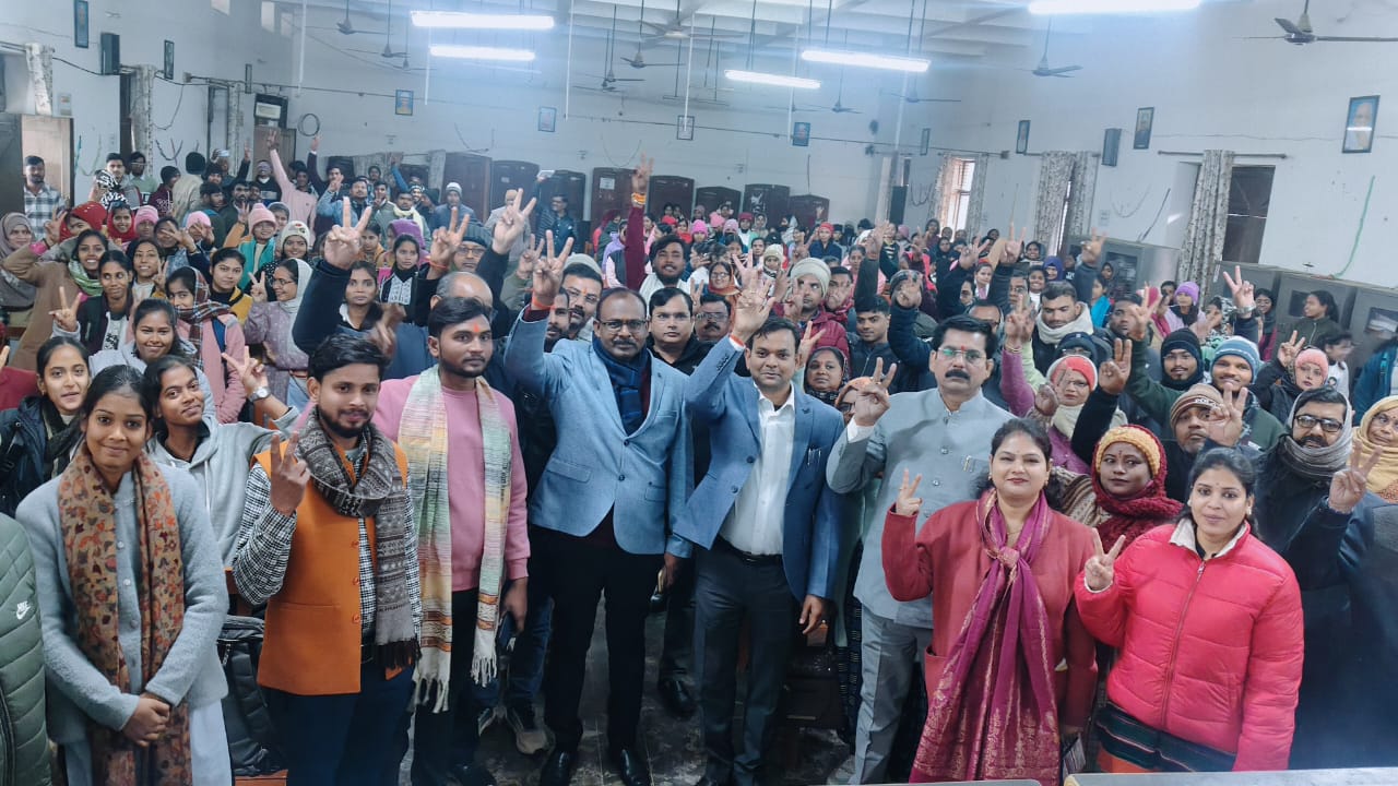 Maharajganj News: कॉलेज से शुरू हुआ मतदाता पंजीकरण अभियान, डीएम ने युवाओं को किया मतदान के लिए प्रेरित