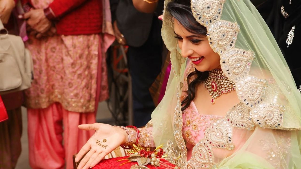 आज 10 साल पूरे होने के बाद, दिव्यांका और विवेक की जोड़ी टीवी इंडस्ट्री में एक आदर्श कपल के रूप में देखी जाती है। उनकी सगाई और शादी की ये यादें फैंस के लिए भी बेहद खास हैं। फैंस सोशल मीडिया पर उन्हें बधाई दे रहे हैं और उनकी इस खास एनिवर्सरी को सेलिब्रेट कर रहे हैं। (Img- Instagram)