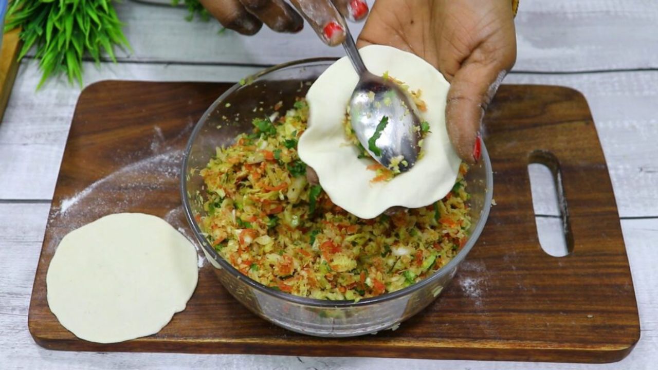 हालांकि खतरा तब बढ़ता है जब मोमो गलत तरीके से बनाए जाएं। स्ट्रीट-स्टाइल मोमो अक्सर ब्लीच किए हुए रिफाइंड आटे से बनते हैं, जिसमें फाइबर लगभग नहीं होता। यह जल्दी पचता है और ब्लड शुगर को तेजी से बढ़ाता है। (Img- Internet)