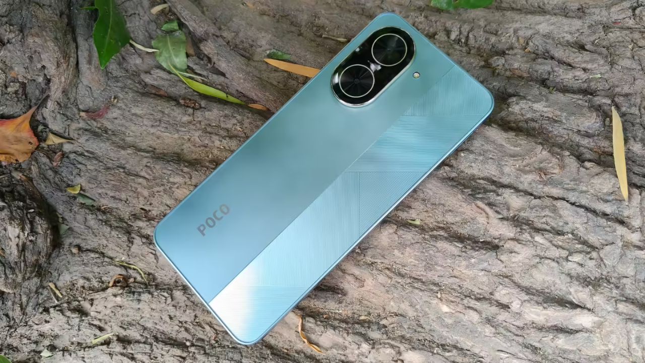Poco C71 5G को Flipkart Republic Day Sale में 22% डिस्काउंट के साथ 6,999 रुपये में खरीदा जा सकता है। इसका लॉन्च प्राइस 8,999 रुपये था। इस पर भी Axis Bank Flipkart डेबिट और क्रेडिट कार्ड ऑफर्स लागू हैं। फोन में 4GB रैम और 64GB स्टोरेज दी गई है। इसमें 32MP का रियर कैमरा और 5200mAh की बैटरी मिलती है, जो इसे इस कीमत में एक अच्छा डील बनाती है। (Img- Internet)