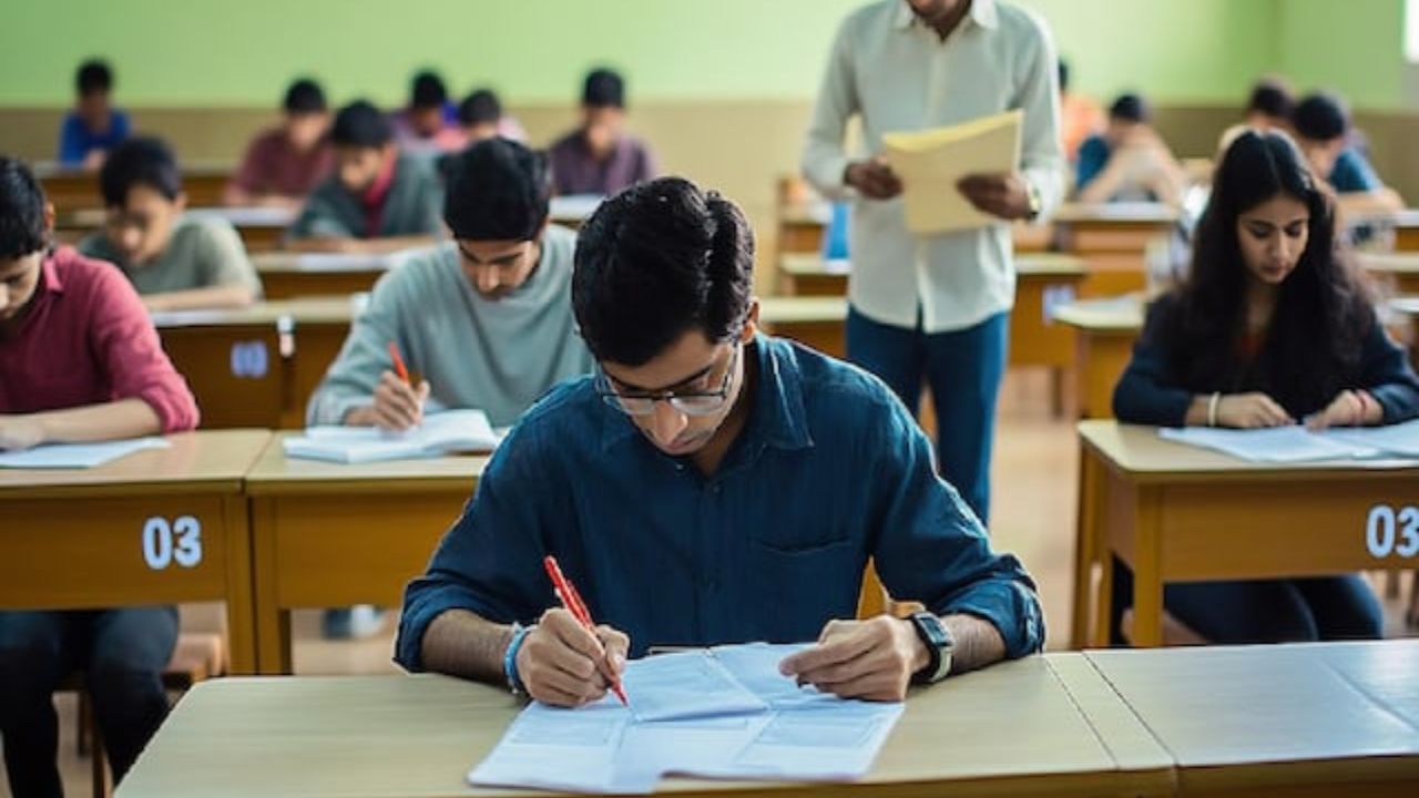 जेईई मेन भारतीय शिक्षा प्रणाली की प्राथमिक प्रवेश परीक्षाओं में से एक है, जिसके जरिए छात्र IIT, NIT, IIIT और देश के अन्य प्रतिष्ठित इंजीनियरिंग कॉलेजों में दाखिला प्राप्त करते हैं। एनटीए द्वारा जारी आधिकारिक परीक्षा कैलेंडर के मुताबिक जेईई मेन 2026 की परीक्षा 28 और 29 जनवरी 2026 को आयोजित की जाएगी। (Img- Internet)