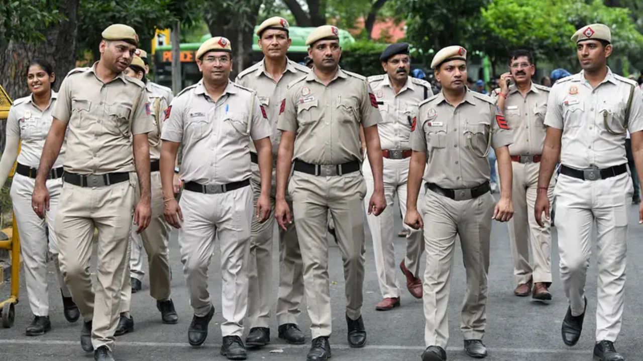 आवेदन करने वाले सामान्य और अनारक्षित वर्ग के उम्मीदवारों के लिए शुल्क 700 रुपये रखा गया है, जबकि SC / ST / EWS वर्ग के उम्मीदवारों को 600 रुपये आवेदन शुल्क देना होगा। शुल्क का भुगतान डेबिट कार्ड, क्रेडिट कार्ड या नेट बैंकिंग के माध्यम से ऑनलाइन किया जा सकता है। (Img- Internet)