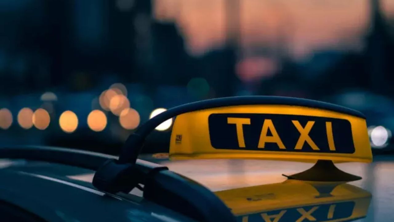 भारत टैक्सी प्लेटफॉर्म पर यात्रियों को कई विकल्प मिलते हैं। इनमें Non-AC कैब, AC कैब, बाइक टैक्सी, एस्ट्रा लार्ज (XL) कैब और भारत ट्रांजिट शामिल हैं। इसका उद्देश्य यात्रियों को उनकी जरूरत और सुविधा के अनुसार विकल्प प्रदान करना है। (Img- Internet)