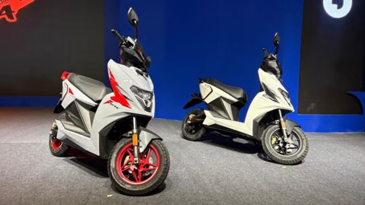 सिर्फ Gen 2 ही नहीं, Simple Energy ने Simple One Ultra भी पेश किया है। कंपनी का दावा है कि यह मॉडल सिंगल चार्ज में 400 किलोमीटर तक चल सकता है। अगर यह दावे सच साबित होते हैं, तो यह भारत का सबसे ज्यादा रेंज देने वाला इलेक्ट्रिक स्कूटर बन सकता है। (Img- Internet)