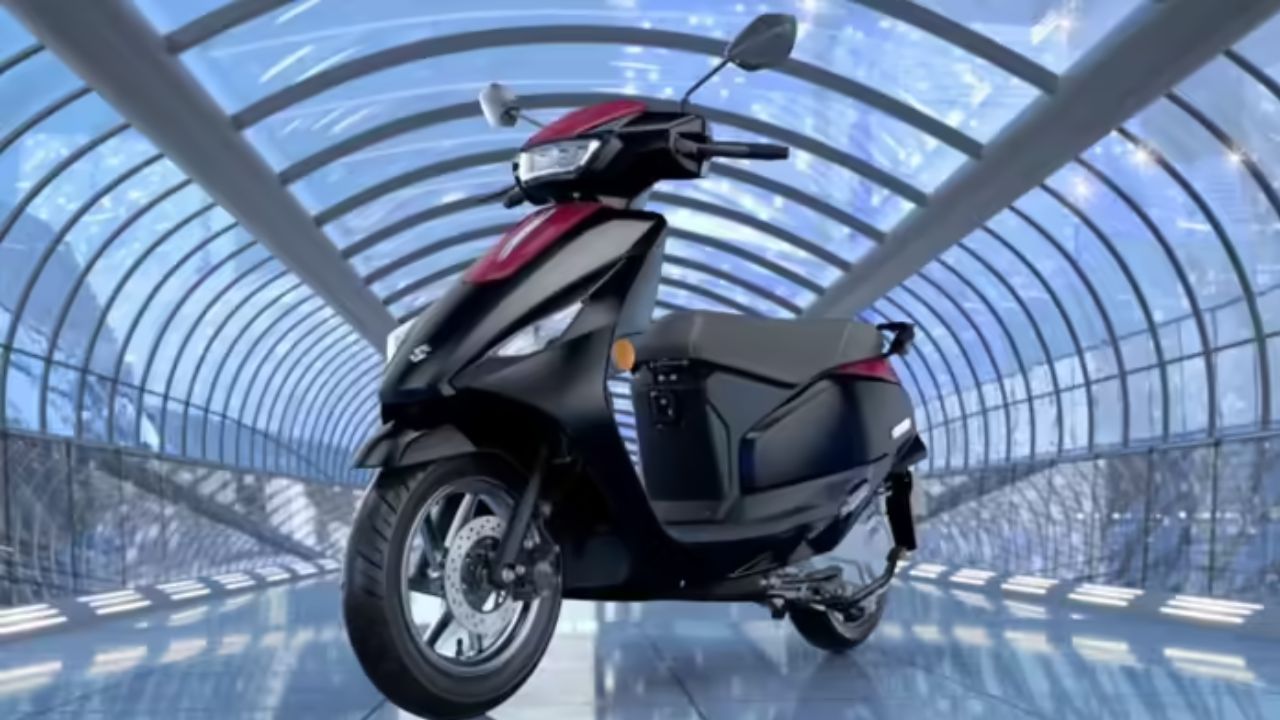 ई-एक्सेस में 3kWh की LFP बैटरी लगी है, जो निकल मैग्नीज कोबाल्ट बैटरी की तुलना में चार गुना ज्यादा लंबी चलती है। इसमें 4.1kW का मोटर है, जो 15 न्यूटन मीटर का टॉर्क पैदा करता है। यह स्कूटर ईको, राइड A और राइड B मोड, रिवर्स मोड और रीजनरेटिव ब्रेकिंग सिस्टम के साथ आता है। इसकी टॉप स्पीड 71 kmph है। (Img- Internet)