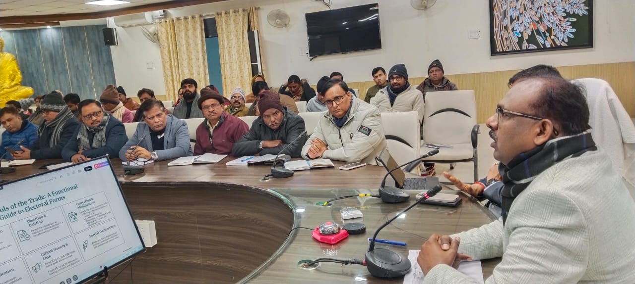 महाराजगंज डीएम की अच्छी पहल: गौशालाओं की बदलेगी तस्वीर, चारा से लेकर गो-उत्पाद तक पर फोकस