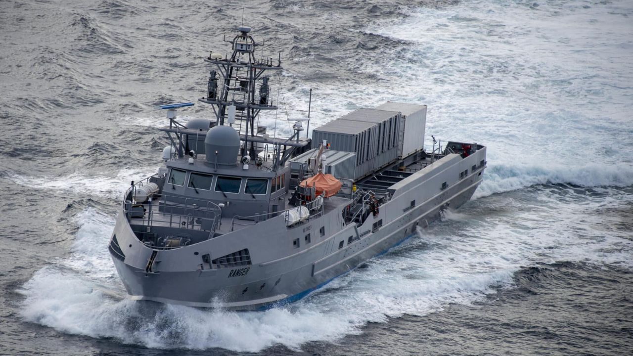 मर्चेंट नेवी की नौकरी सामान्य ऑफिस जॉब जैसी नहीं होती। यह कॉन्ट्रैक्ट बेस्ड होती है, जो आमतौर पर 4 से 9 महीने का होता है। काम का समय शिफ्ट के अनुसार निर्धारित होता है। इसके बाद लंबी छुट्टियां मिलती हैं, जो इस करियर को और आकर्षक बनाती हैं। (Img- Internet)