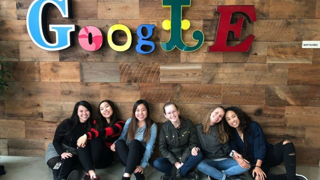 गूगल की इन पेड इंटर्नशिप्स के लिए आवेदन करने के लिए सबसे पहले Google Careers वेबसाइट पर जाना होगा। वहां अपनी योग्यता के अनुसार इंटर्नशिप चुनकर Apply करना होगा। इसके बाद अपडेटेड रिज्यूमे और जरूरी जानकारी भरनी होगी। आवेदन करने के बाद उम्मीदवारों को समय-समय पर वेबसाइट चेक करते रहने की सलाह दी गई है। (Img- Internet) गूगल की इन पेड इंटर्नशिप्स के लिए आवेदन करने के लिए सबसे पहले Google Careers वेबसाइट पर जाना होगा। वहां अपनी योग्यता के अनुसार इंटर्नशिप चुनकर Apply करना होगा। इसके बाद अपडेटेड रिज्यूमे और जरूरी जानकारी भरनी होगी। आवेदन करने के बाद उम्मीदवारों को समय-समय पर वेबसाइट चेक करते रहने की सलाह दी गई है। (Img- Internet)