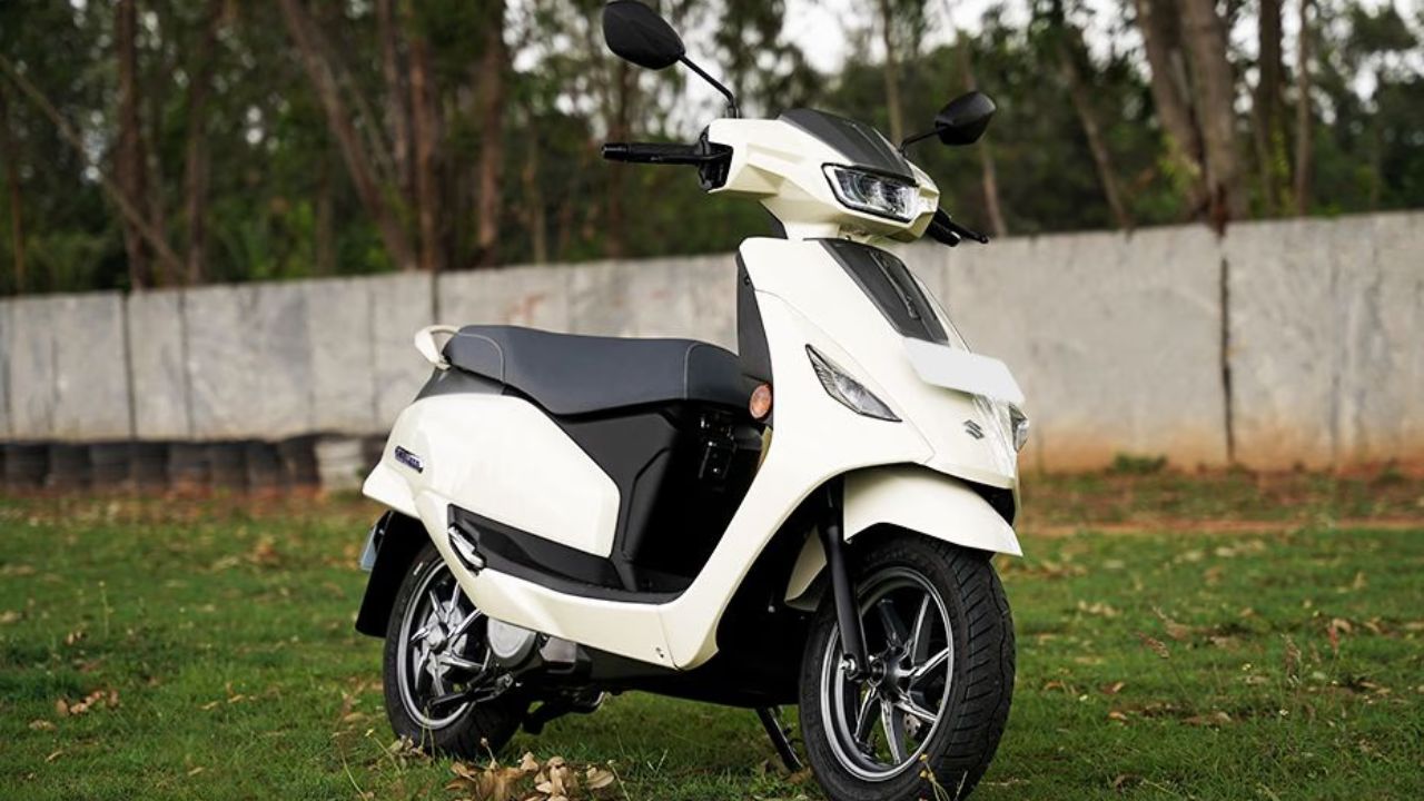 कंपनी ने बैटरी की सेफ्टी, टिकाऊपन और विश्वसनीयता पर विशेष ध्यान दिया है। सुजुकी के पुराने ग्राहक ई-एक्सेस पर 10,000 रुपये तक का लॉयल्टी बोनस पाएंगे, जबकि नए ग्राहकों के लिए 7,000 रुपये तक का वेलकम बोनस उपलब्ध है। (Img- Internet)