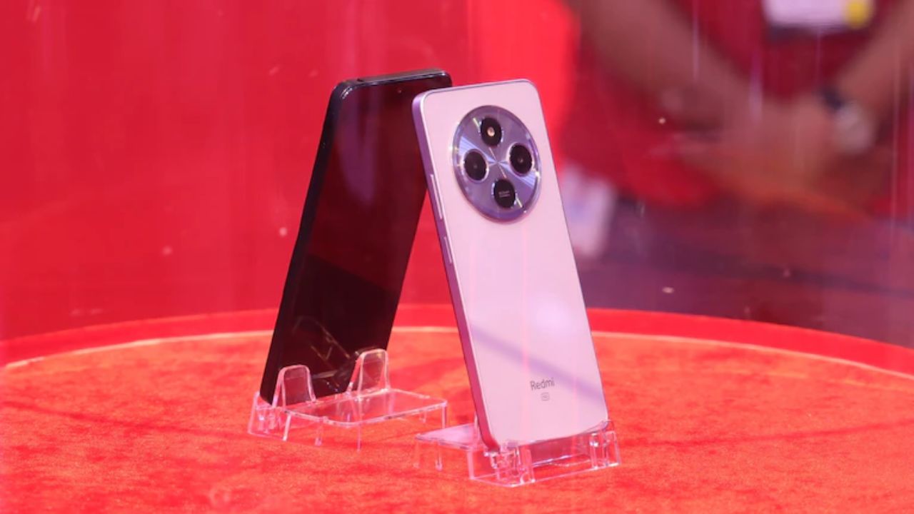 Redmi A4 का 4GB रैम और 64GB स्टोरेज वेरिएंट Flipkart सेल में 8,999 से 9,150 रुपये के बीच उपलब्ध है। कंपनी ने इस फोन पर करीब 1,849 रुपये की छूट दी है। इसका लॉन्च प्राइस 10,999 रुपये था। फोन में 50MP का मेन कैमरा दिया गया है और 5160mAh की बैटरी मिलती है। बैंक ऑफर्स के साथ इसकी कीमत और भी कम हो सकती है। (Img- Internet)