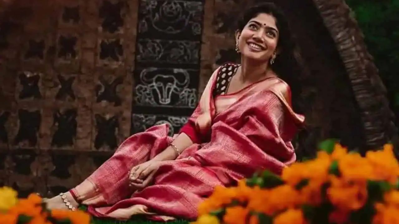 साई पल्लवी की ये तस्वीरें सोशल मीडिया पर वायरल हो रही हैं। फैंस उनके सिंपल और नैचुरल लुक की तारीफ कर रहे हैं। उनके ट्रेडिशनल और कैजुअल लुक दोनों ही फैंस को बहुत पसंद आ रहे हैं। साई की खूबसूरती और मासूमियत उन्हें बाकी एक्टर्स से अलग बनाती है। (Img- Internet)