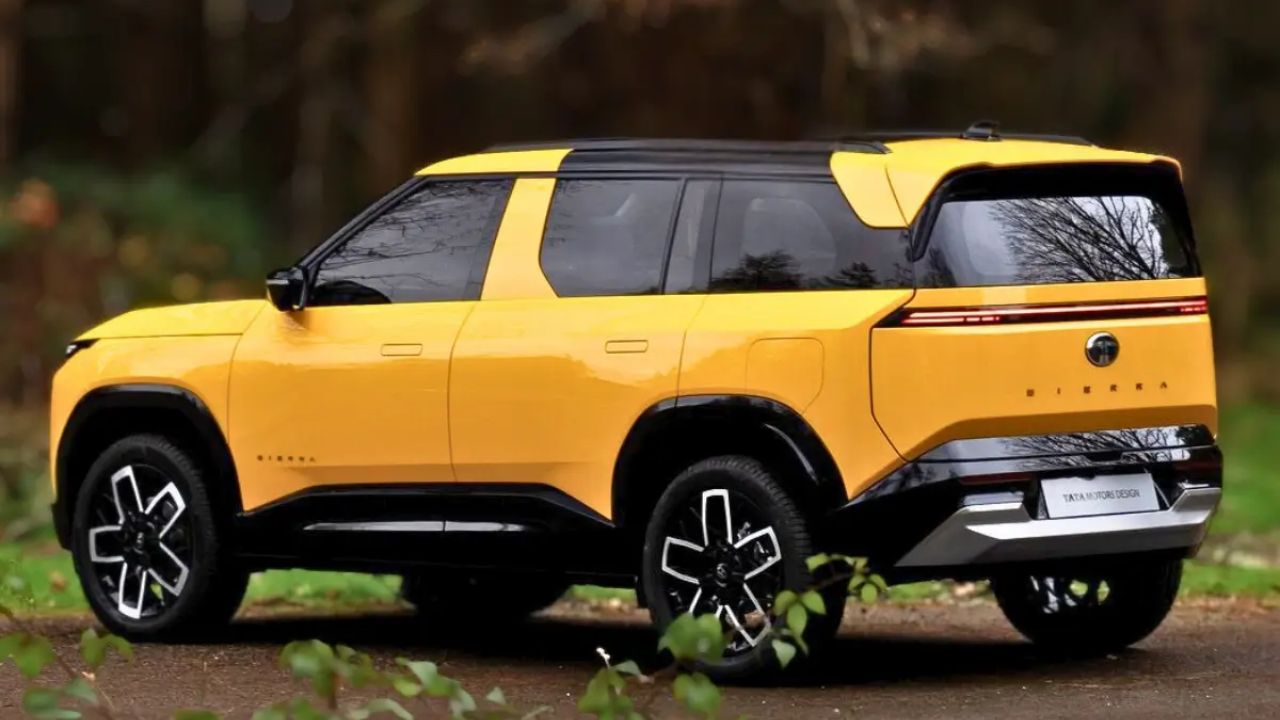 नई Tata Sierra के साथ 3 साल या 1,00,000 किलोमीटर की स्टैंडर्ड वारंटी मिलती है। यह सेगमेंट के लिए अच्छा कवरेज माना जाता है। इसके अलावा, ग्राहक चाहे तो एक्सटेंडेड वारंटी लेकर सुरक्षा और बढ़ा सकते हैं। Tata Motors की एक्सटेंडेड वारंटी की शुरुआती कीमत लगभग 20,000 रुपये है, जो इंजन और गियरबॉक्स मॉडल के हिसाब से बदलती रहती है। लंबे समय तक SUV चलाने वाले मालिकों के लिए यह एक स्मार्ट निवेश साबित हो सकता है। (Img- Internet)