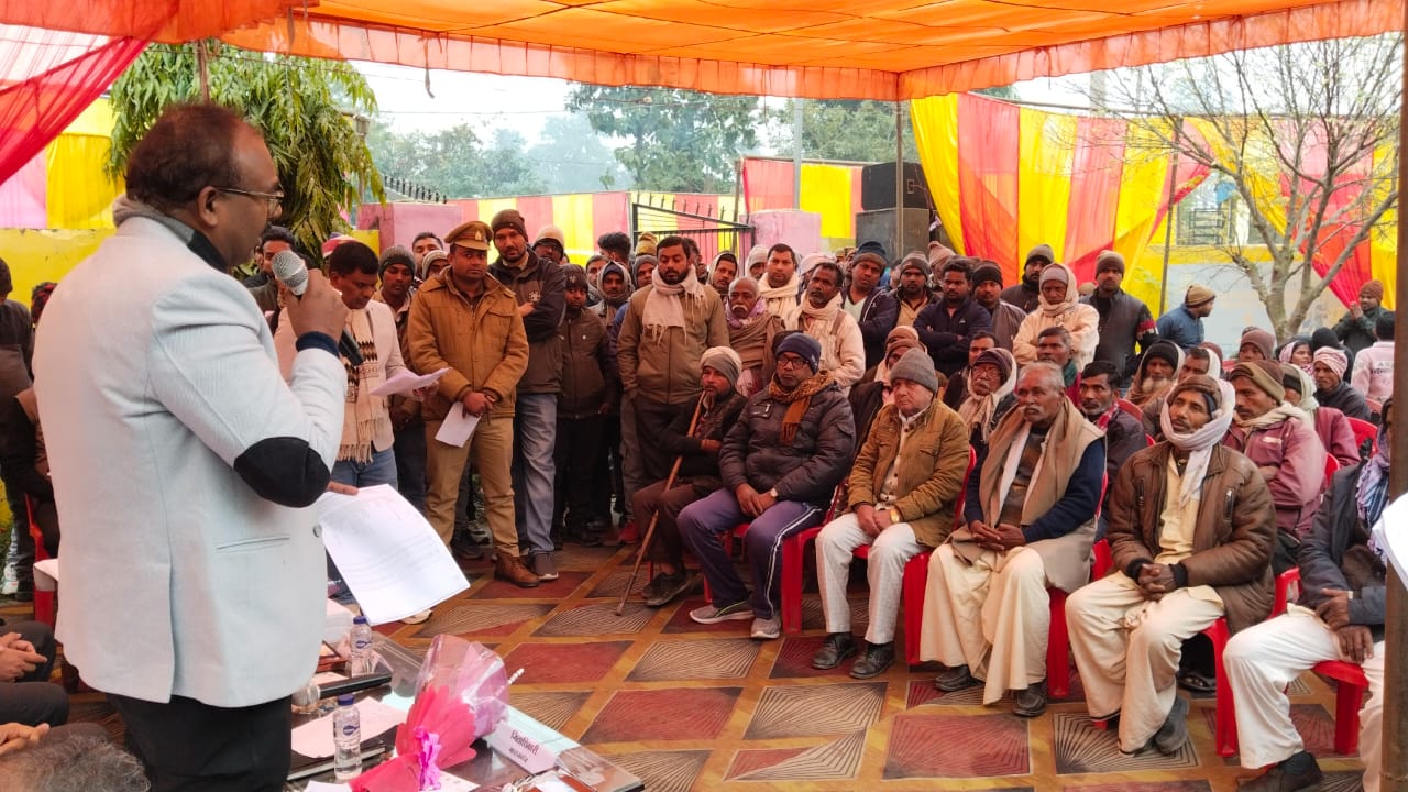 महराजगंज में जिलाधिकारी की ग्राम चौपाल, सुनी ग्रामीणों की समस्याएं