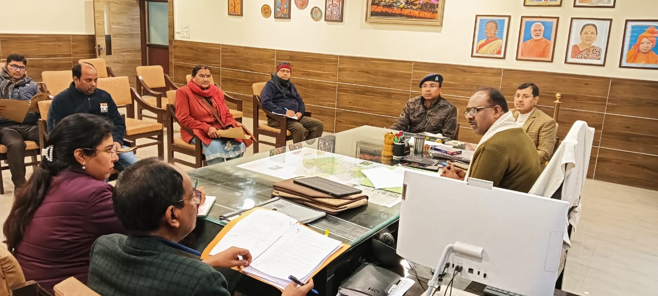 Maharajganj News: छात्रों के मानसिक स्वास्थ्य पर सख्त जिलाधिकारी, अभिभावकों को किया गया जागरूक 