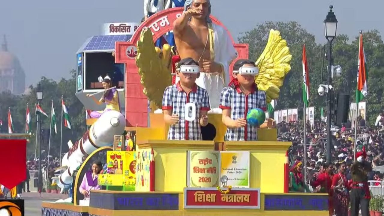 शिक्षा मंत्रालय: शिक्षा मंत्रालय की झांकी में प्रधानमंत्री स्कूल योजनाओं को दर्शाया गया और शिक्षा में डिजिटल और समग्र विकास को उजागर किया।