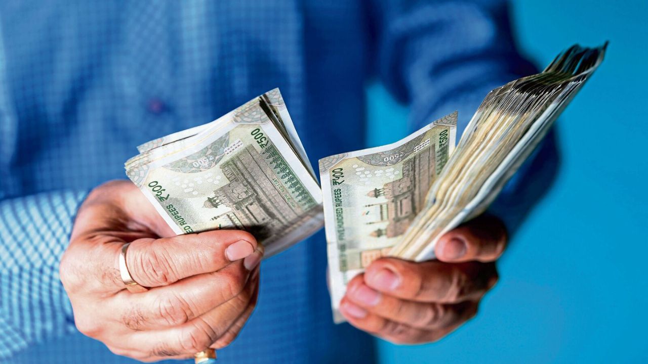 Gorakhpur News: दिनदहाड़े जालसाजी; खुद को अफसर बताकर 9.50 लाख पर किया हाथ साफ