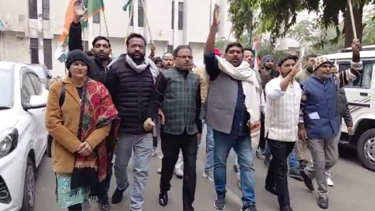 कांग्रेस का नगर निगम पर हल्ला बोल, गंदे पानी, सड़कें और रैन बसेरों की समस्याओं को लेकर जताई नाराजगी