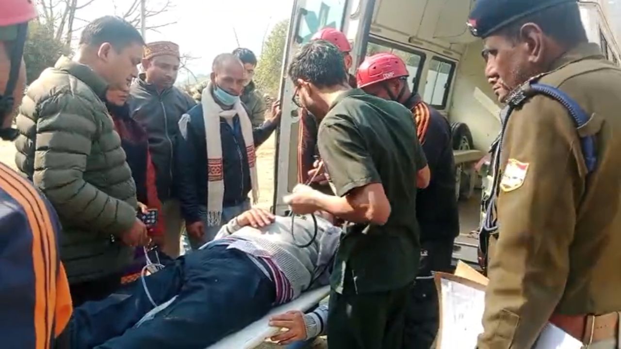 विद्यालय में पढ़ाते समय प्रवक्ता को आया ब्रेन स्ट्रोक, जिलाधिकारी के निर्देश पर एयरलिफ्ट; देखें पूरा वीडियो