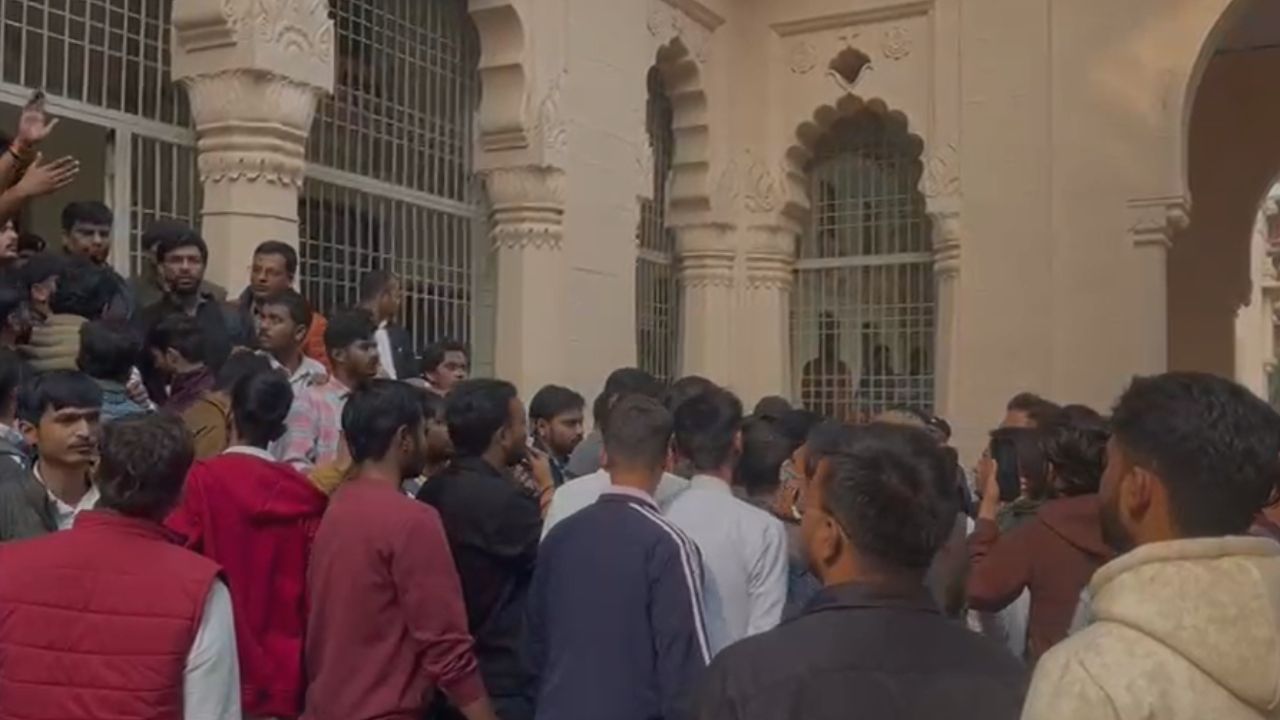 UGC Bill Row: इलाहाबाद में सड़कों पर उतरे सैकड़ों छात्र, क्या है आंदोलन की असली वजह?