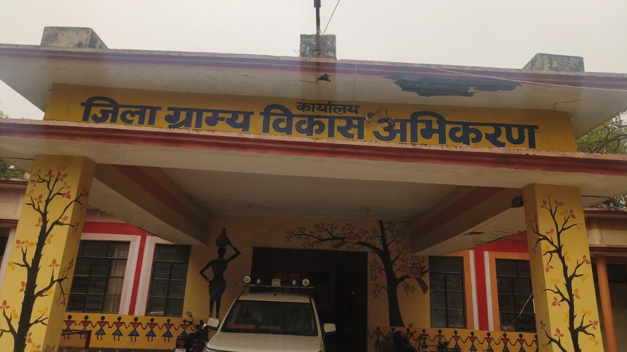 Maharajganj: महराजगंज में अफसरों की बड़ी लापरवाही उजागर, तीन बीडीओ और दो एडीओ पर PD की कड़ी कार्रवाई