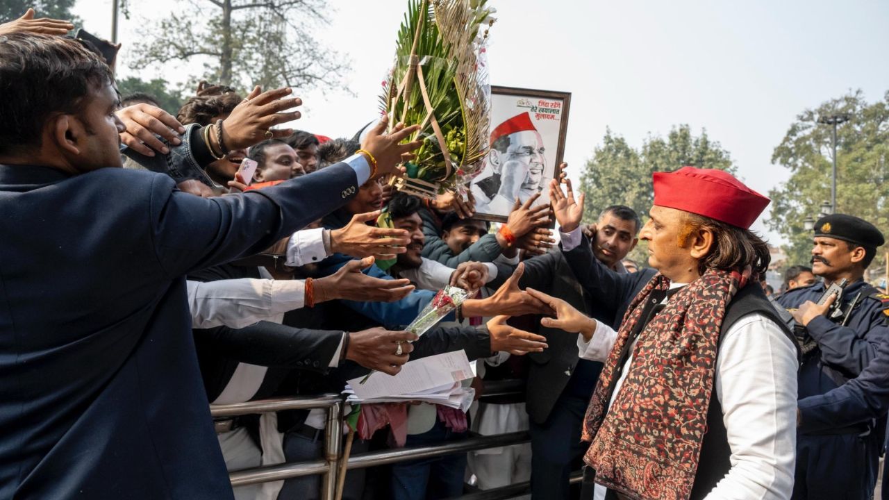 लखनऊ में सपा कार्यालय में नए साल के पहले दिन बाटी चोखा पार्टी का आयोजन, अखिलेश यादव भी रहे मौजूद