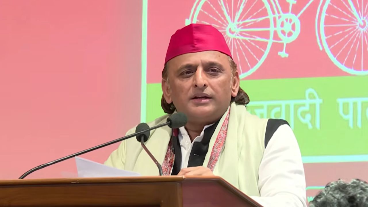 SIR मामले में अखिलेश यादव का बड़ा बयान, कहा- चुनाव आयोग का झंडा भाजपाइयों के घर लगा दो