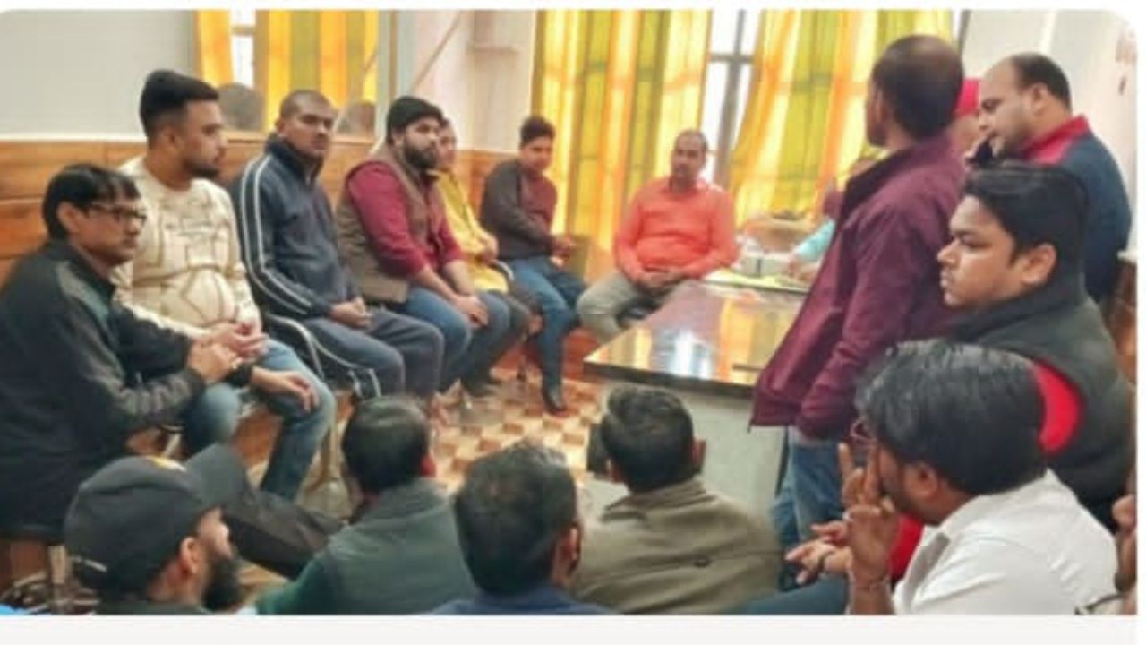 सिसवा में सर्राफा व्यवसायी पर फायरिंग, व्यापारियों ने 24 घंटे में खुलासे की मांग की