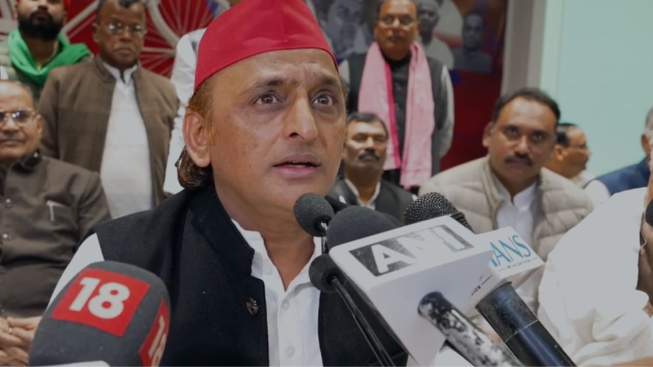 नए साल पर अखिलेश का वार, बोले- एसआईआर में करोड़ों वोट कैसे कटे? BJP एमएलए सरकार के खिलाफ