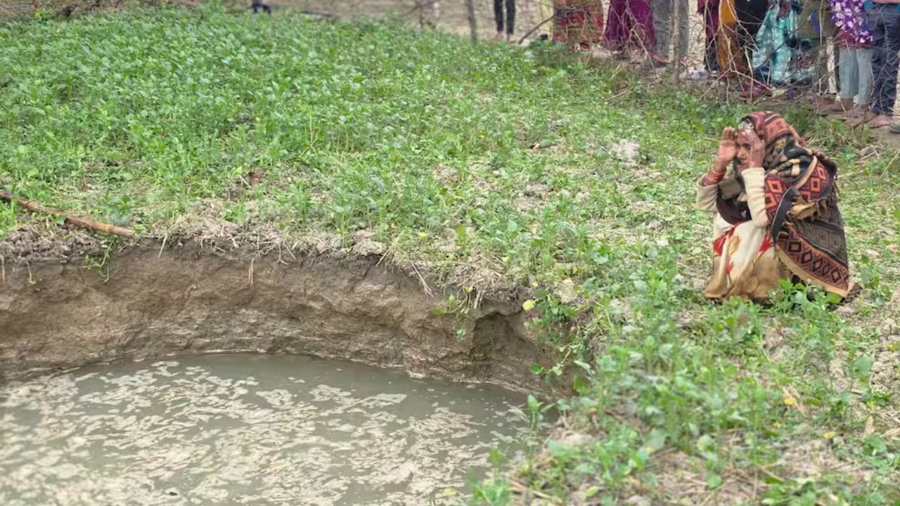 Amethi News: महिला किसान के खेत में रहस्यमय गड्ढा, ग्रामीणों में डर और रहस्य का माहौल