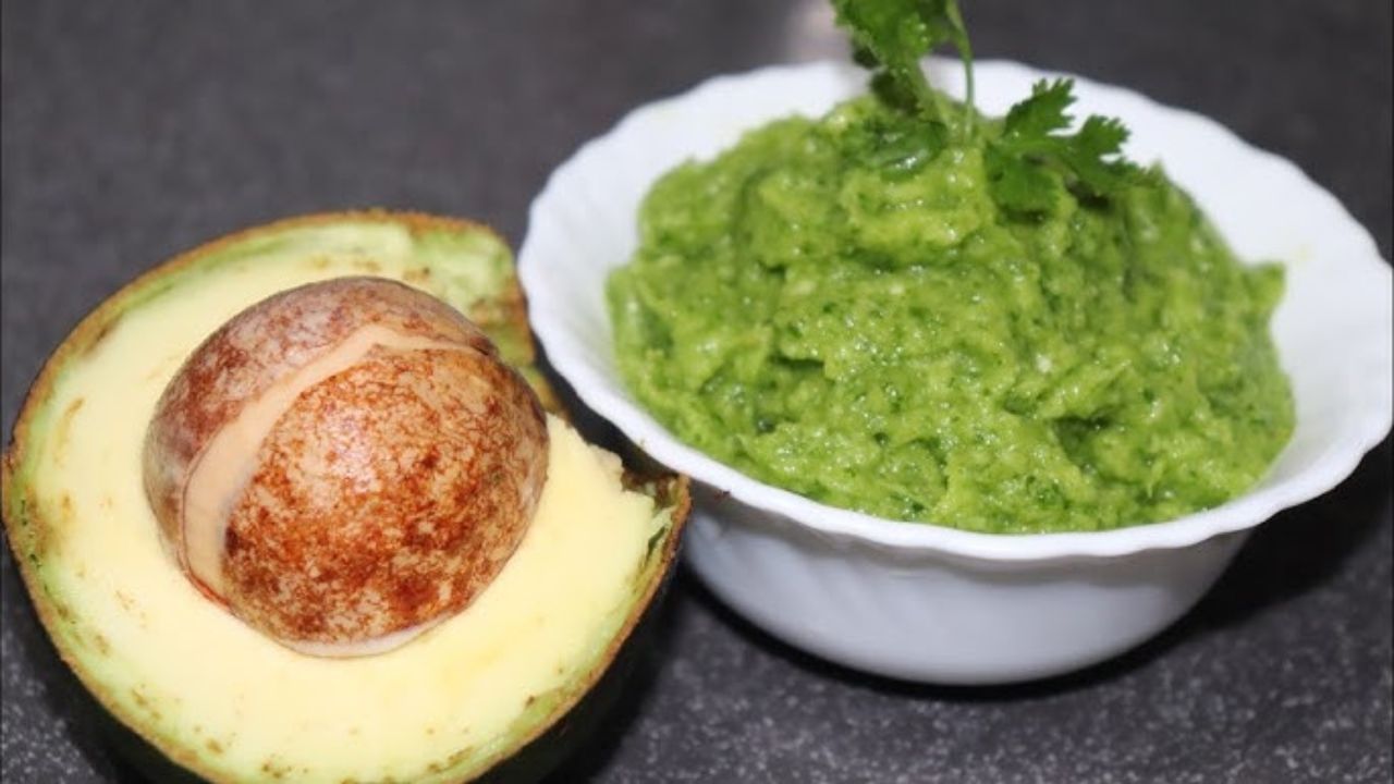 एवोकाडो को चटनी के रूप में भी खाया जा सकता है। यह धनिया और पुदीने की चटनी की तरह बनाई जाती है, जो स्नैक्स या पराठों के साथ खाई जा सकती है। यह चटनी आपके इम्युनिटी सिस्टम को बूस्ट करने में मदद करती है और साथ ही आपके खाने में एक ताजगी और स्वाद का तड़का भी देती है। 