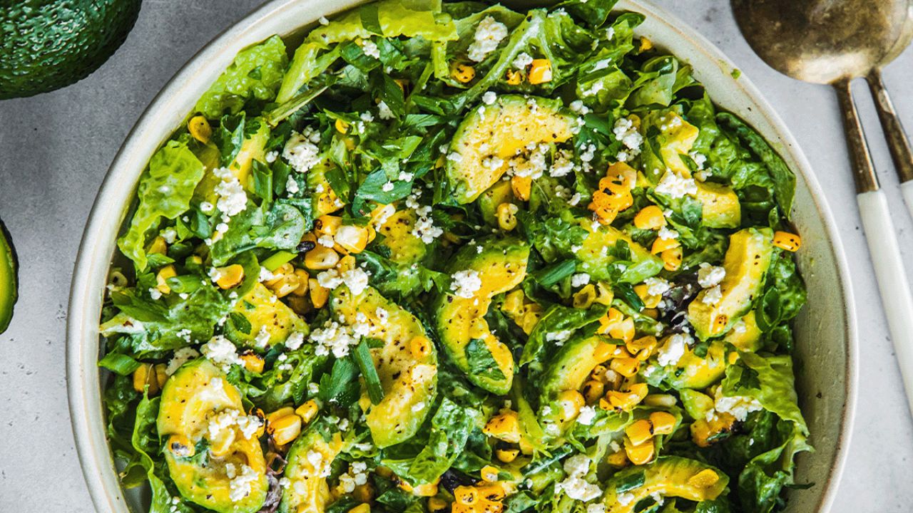 सलाद को अपनी डाइट में शामिल करना हमेशा फायदेमंद होता है। सर्दियों में गाजर, मूली, और चुकंदर जैसे सब्जियों का सलाद तो आम होता है, लेकिन आप एवोकाडो सलाद भी ट्राई कर सकती हैं। इसमें पत्तेदार सब्जियों, चुकंदर, और ऑलिव ऑयल का इस्तेमाल किया जाता है, जो आपके शरीर को डिटॉक्स करने में मदद करता है और वजन घटाने में भी सहायक है। यह सलाद आपके पेट को भी हल्का और स्वस्थ रखेगा। 