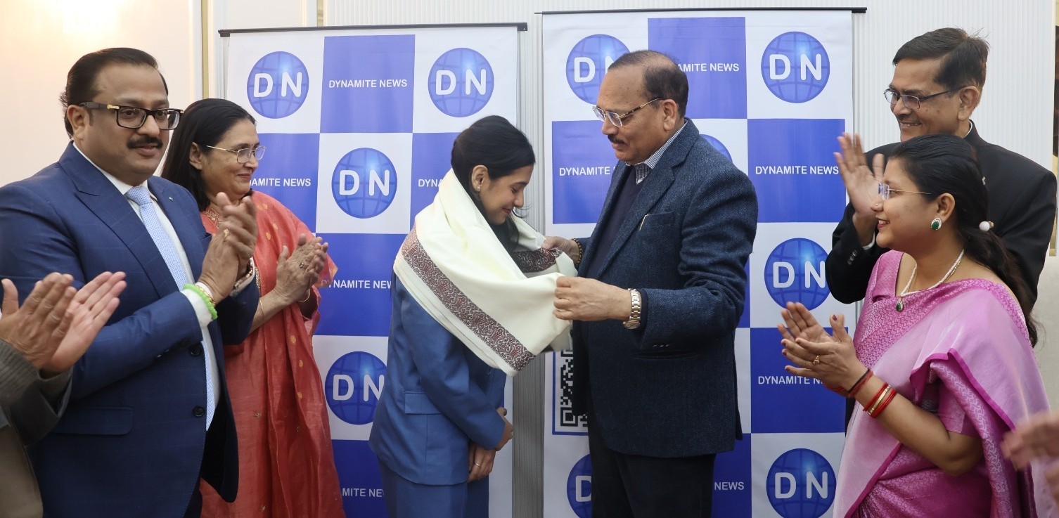 यंग इंडिया कंट्री अवार्ड समारोह में दिव्या देशमुख को शॉल ओढ़ाकर सम्मानित करते सीजेआई सूर्यकांत